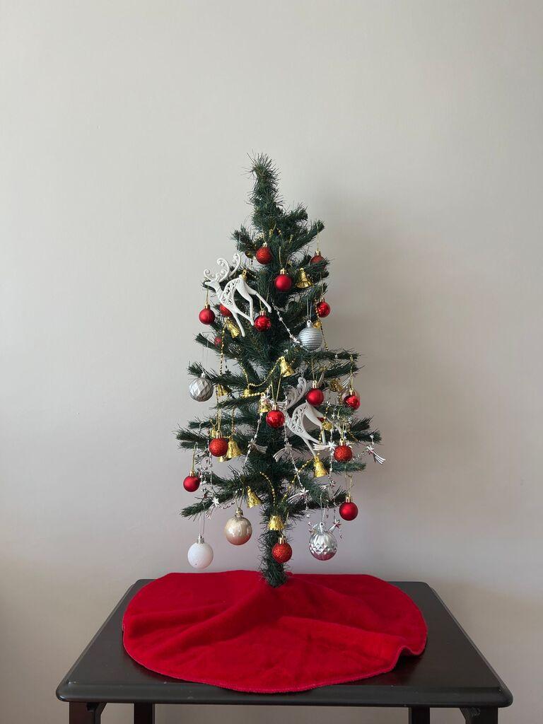 Aberto Design Tepih za novogodišnju jelku Pelush Christmas, 50x50 cm, Crveni