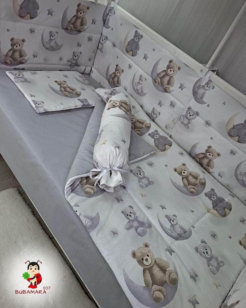 Bubamara037 Set posteljine za krevetac sa ravnom ogradicom Meda na mesecu, Sivi