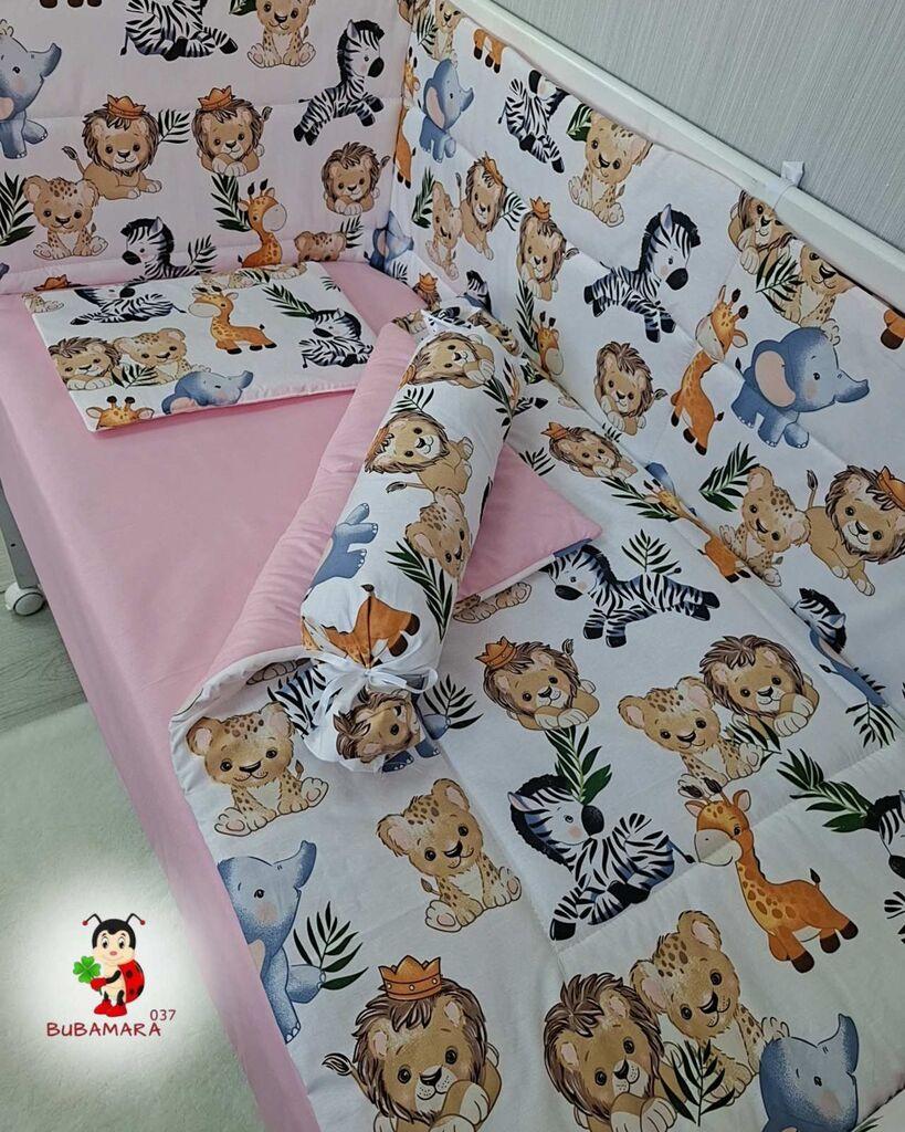 Bubamara037 Set posteljine za krevetac sa ravnom ogradicom Safari, Roze