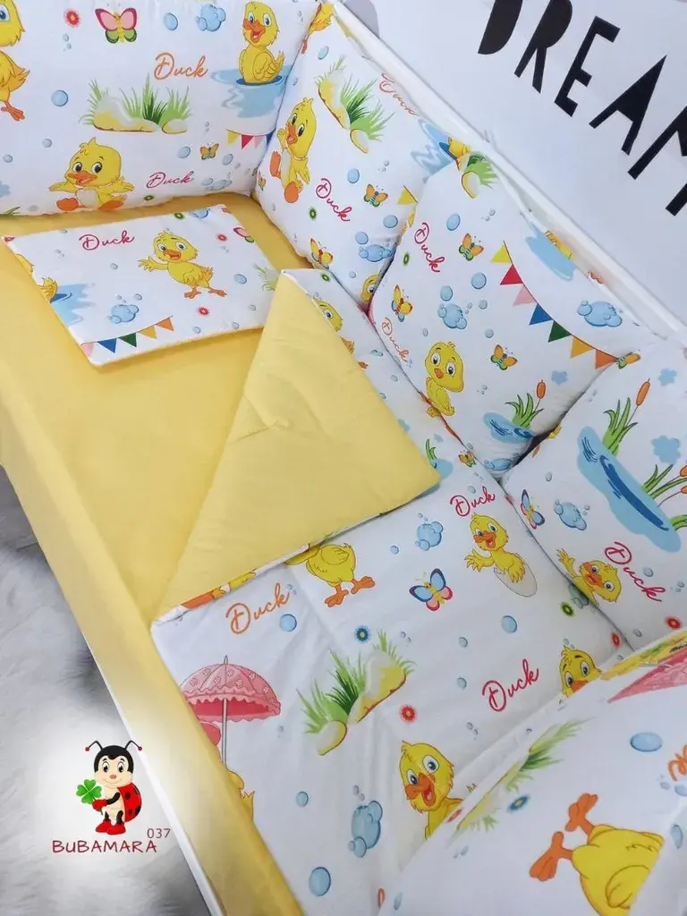 Bubamara037 Set posteljine za krevetac sa ogradicom od jastuka Patkica, Žuti