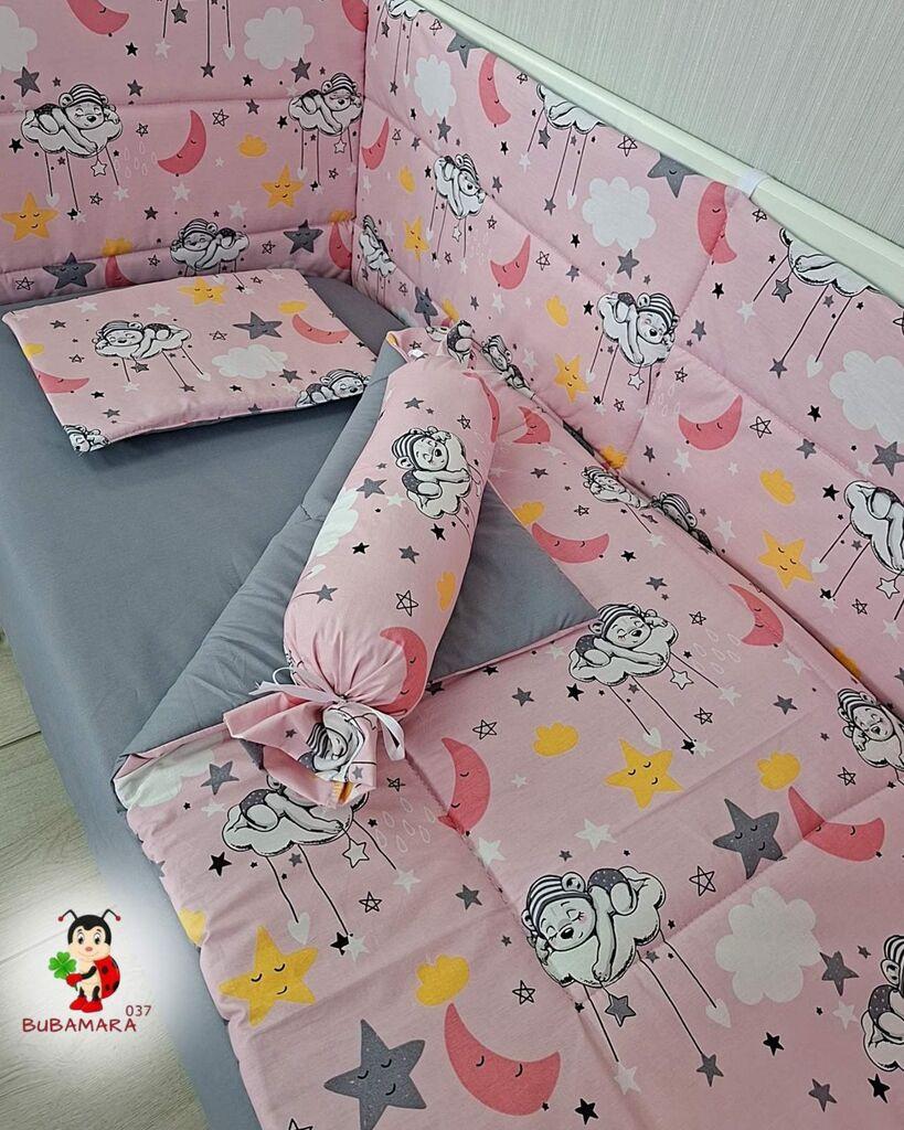 Bubamara037 Set posteljine za krevetac sa ravnom ogradicom Mede, Roze-sivi