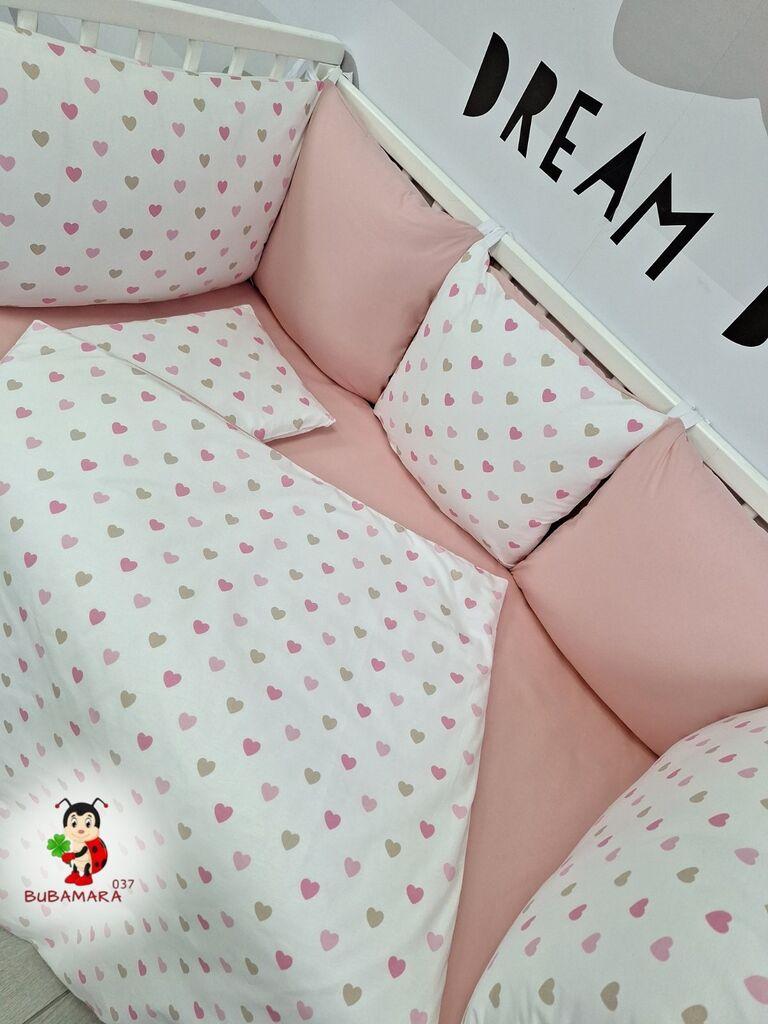 Bubamara037 Set posteljine za krevetac sa ogradicom od jastuka Srculenca, Roze