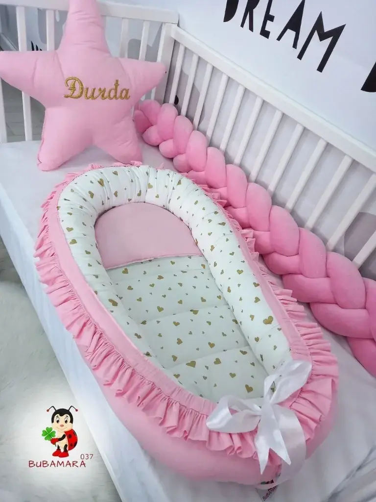 Bubamara037 Gnezdo za bebe sa karnerom Zlatna srculenca, Roze