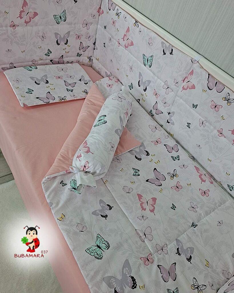 Bubamara037 Set posteljine za krevetac sa ravnom ogradicom Leptirići, Roze