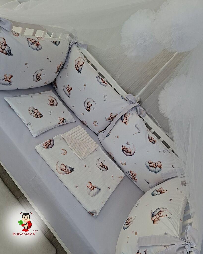 Bubamara037 Set posteljine za krevetac sa ogradicom od jastuka Mesečevi snovi, Svetlosivi