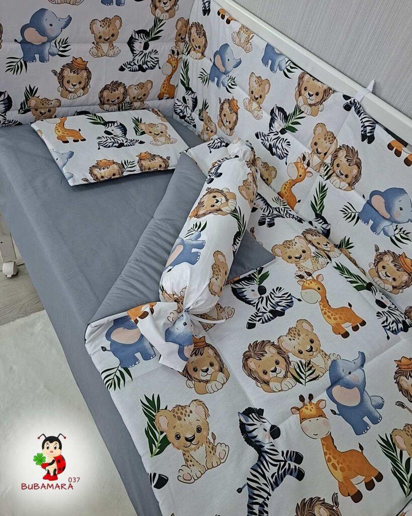 Bubamara037 Set posteljine za krevetac sa ravnom ogradicom Safari, Sivi