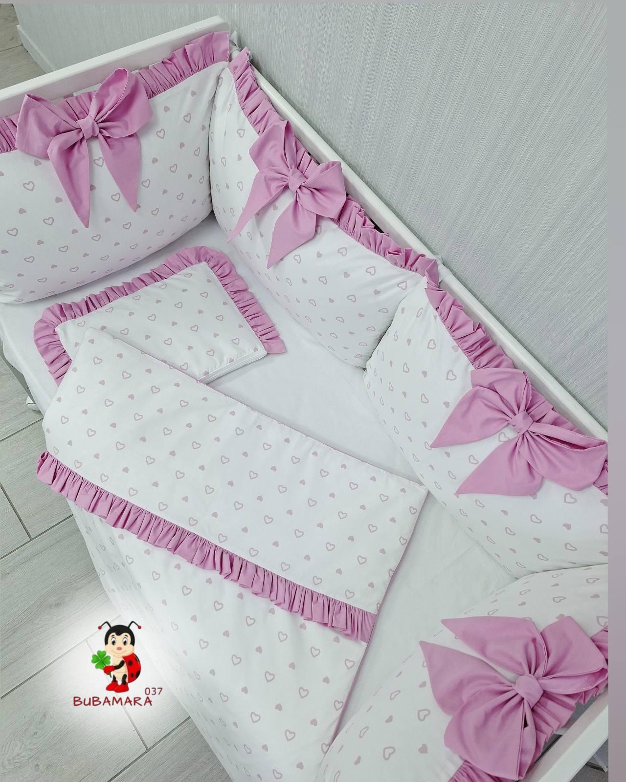 Bubamara037 Set za krevetac sa ogradicom od jastuka sa karnerom Srca, sa lastišom, Belo-Roze
