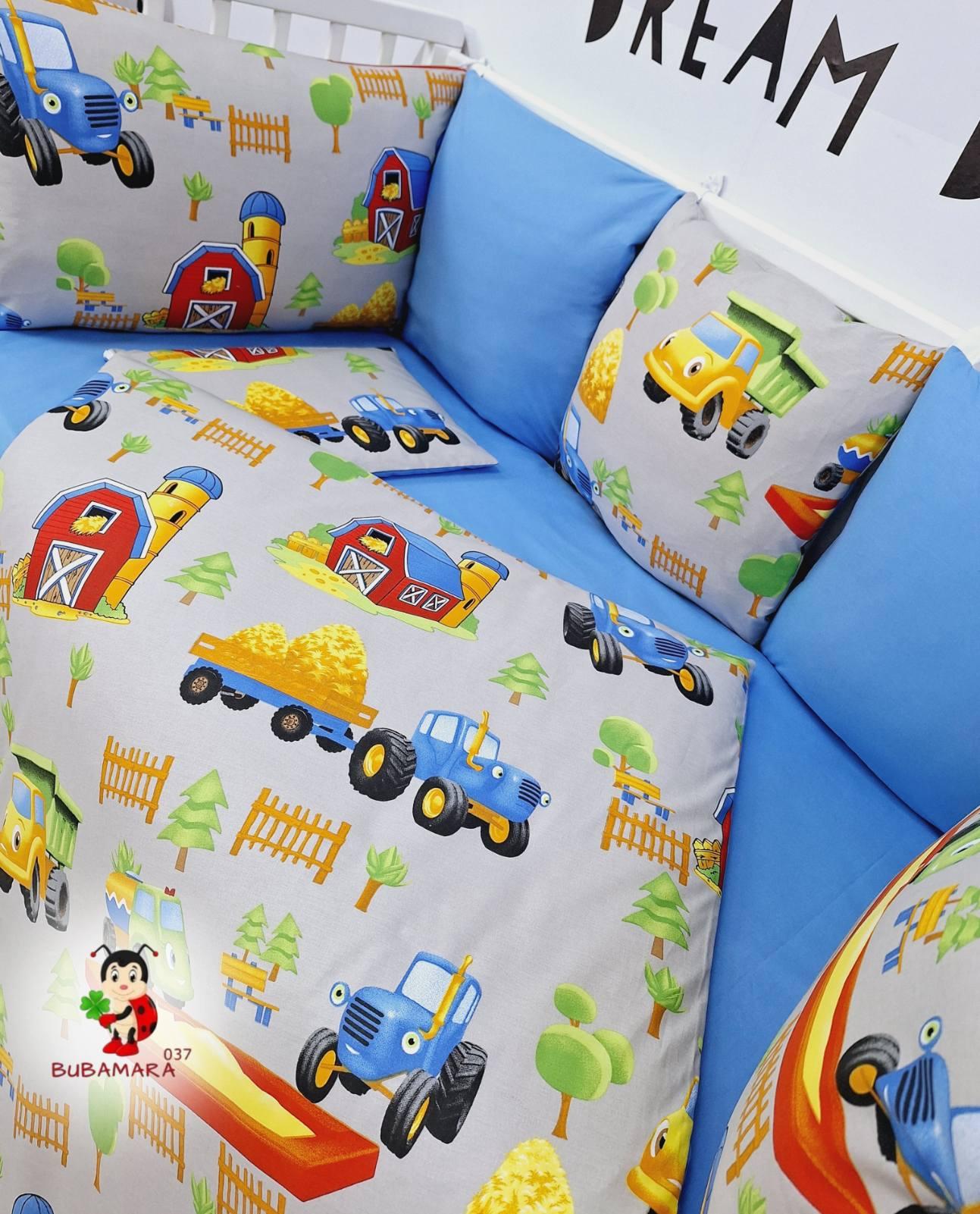 Bubamara037 Set za krevetac sa ogradicom od jastuka Traktori, bez lastiša, Plavo-Beli