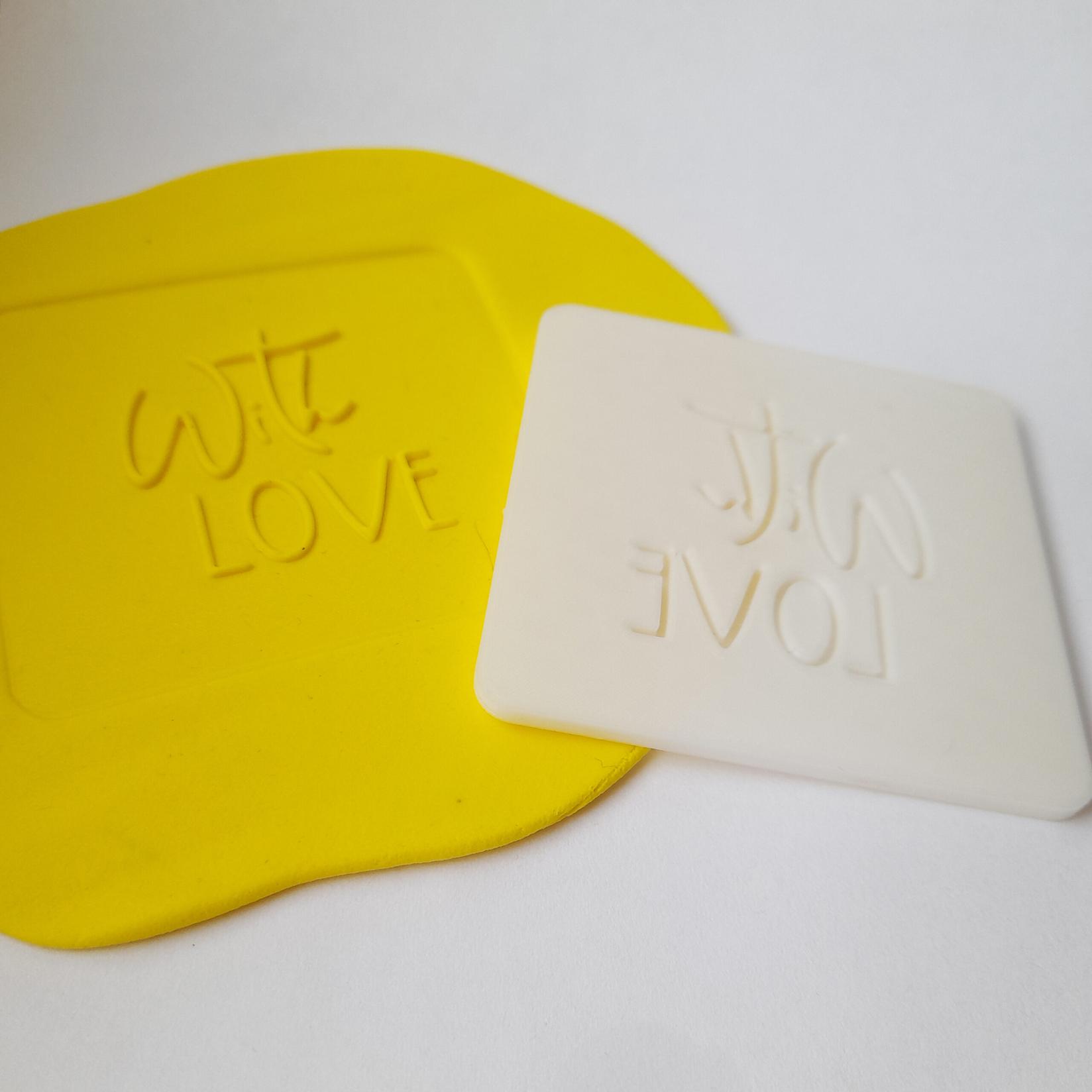 KREATIVNI SLATKIŠI Modla za kolače i ukrase With love, 6 cm, Bela