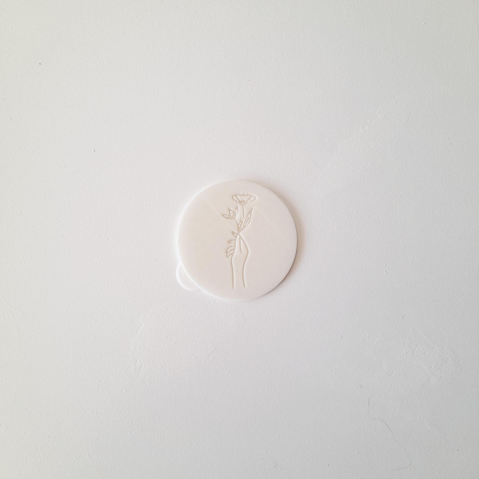 KREATIVNI SLATKIŠI Modla za kolače i ukrase Cveće u ruci, Leva, 6 cm, Bela