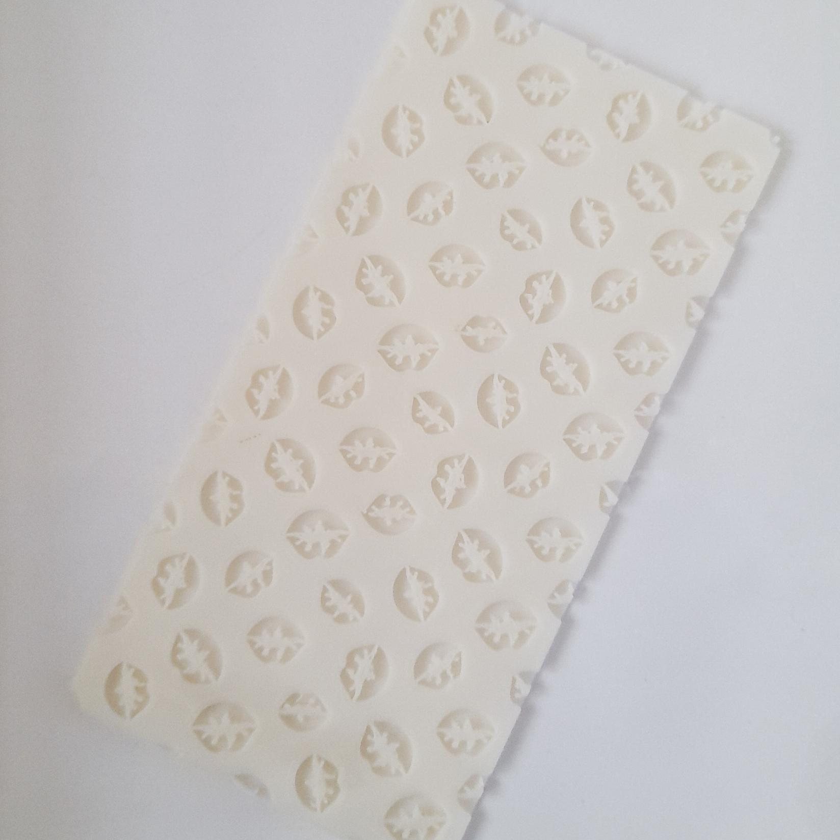 KREATIVNI SLATKIŠI Emboser pločica za dekorisanje kolača Usne, 8x16 cm, Bela