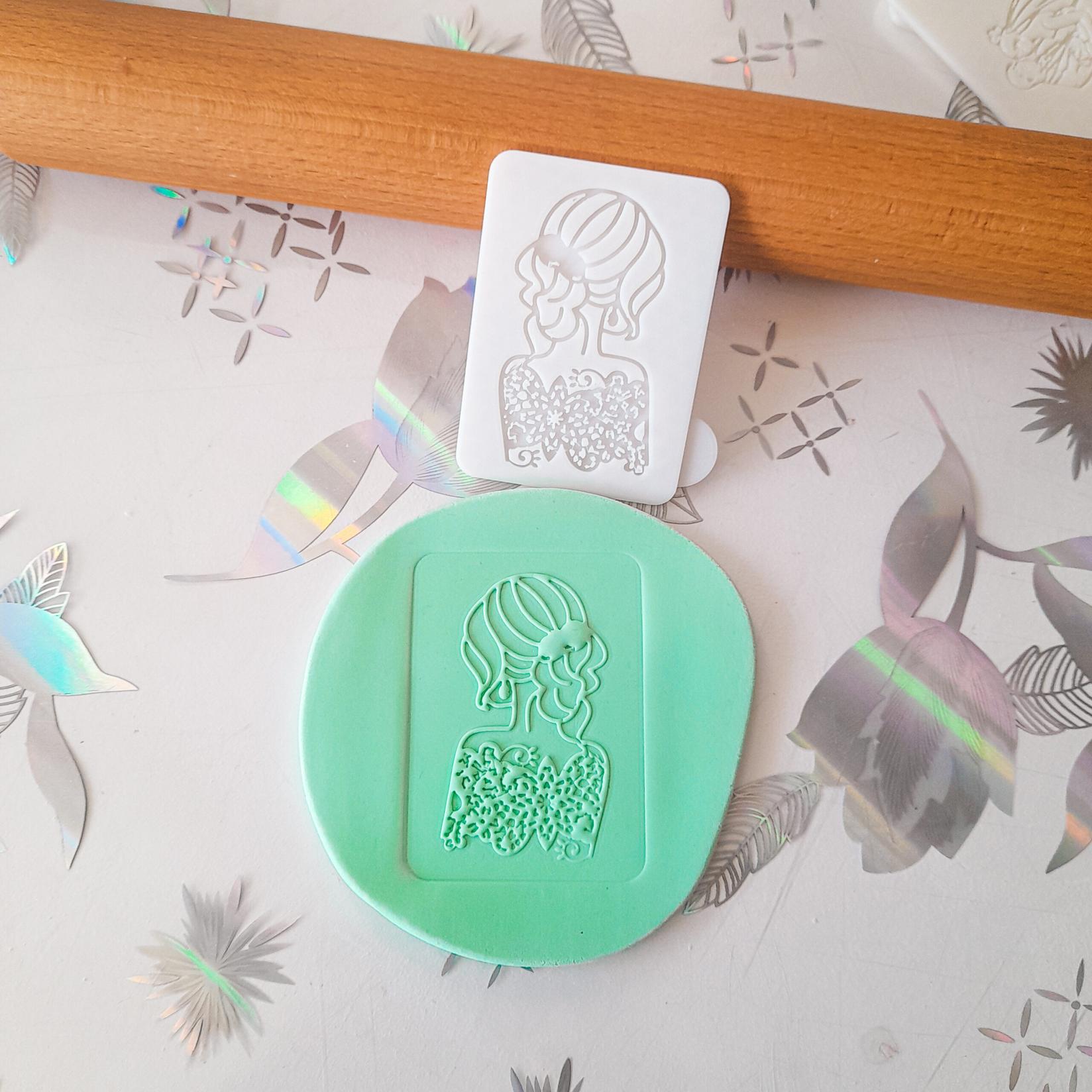 KREATIVNI SLATKIŠI Modla za kolače i ukrase Devojka sa čipkom, 10 cm, Bela
