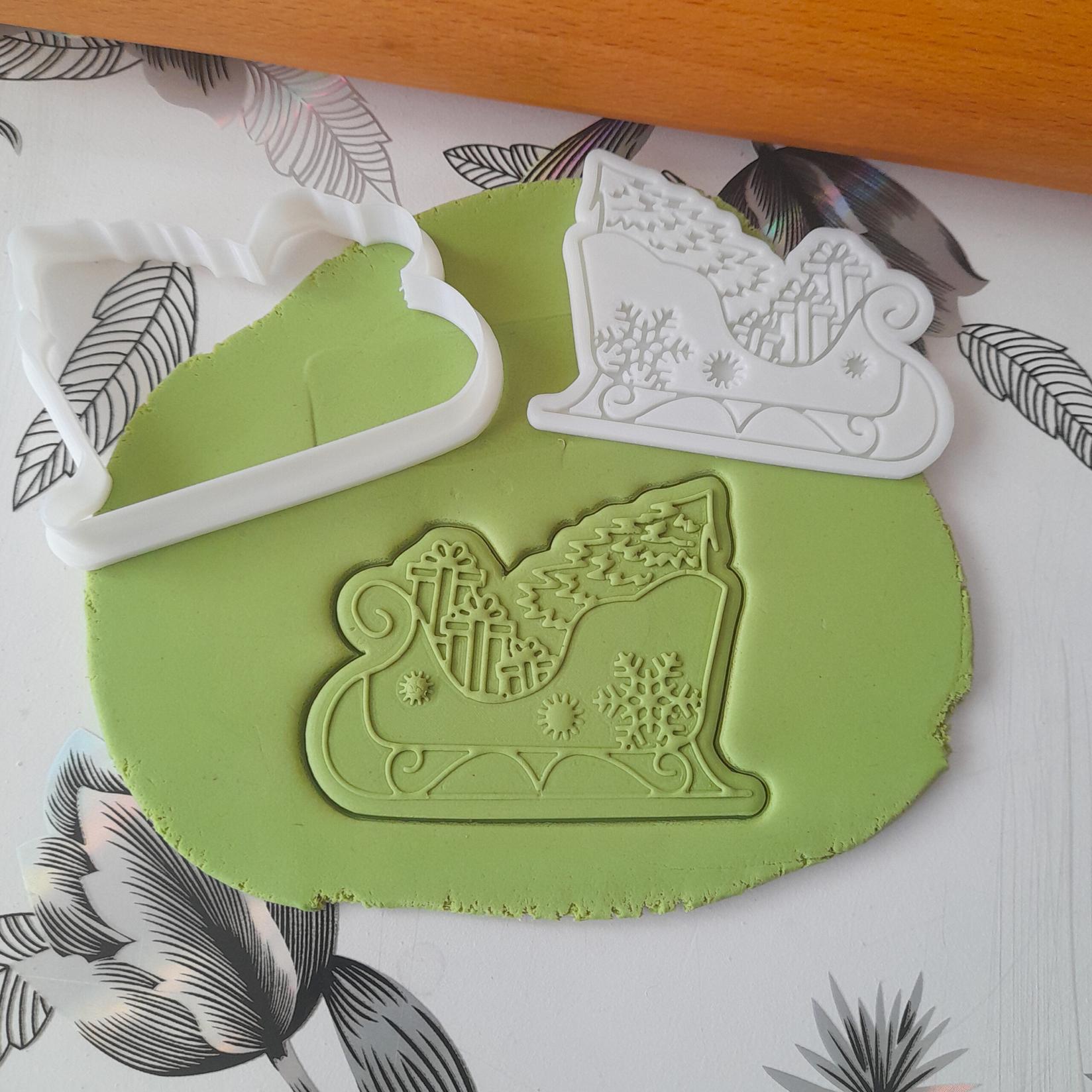 KREATIVNI SLATKIŠI Modla za kolače i ukrase Sanke Deda Mraza, 6 cm, Bele