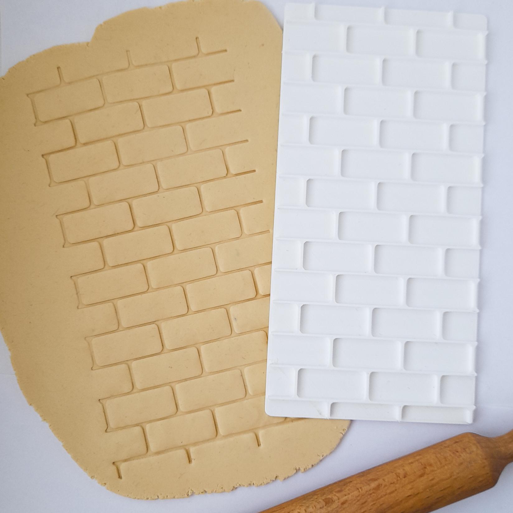 KREATIVNI SLATKIŠI Emboser pločica za dekorisanje kolača Cigle, 8x16 cm, Bela