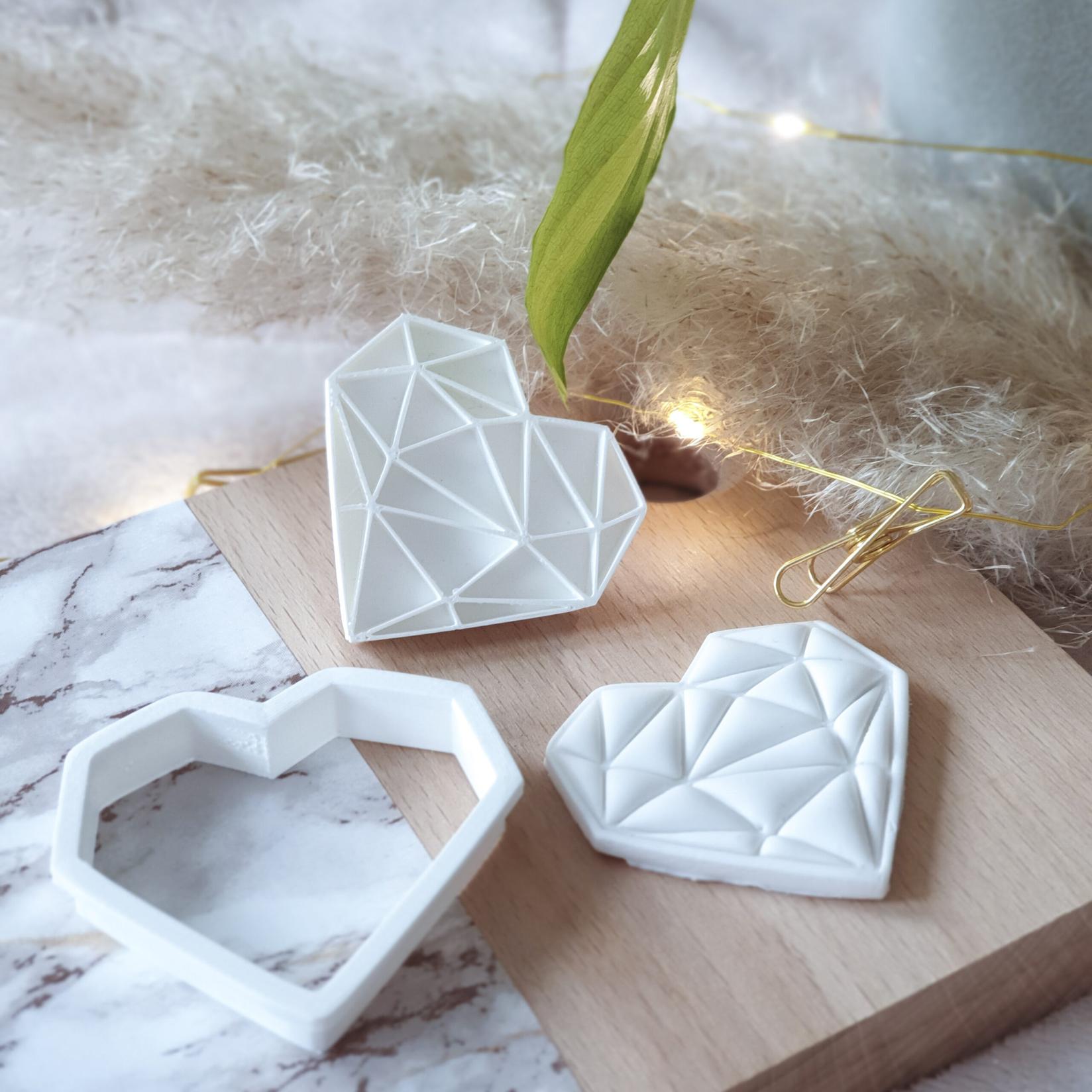 KREATIVNI SLATKIŠI Modla za kolače i ukrase Srce sa apstraktnom šarom, 5 cm, Bela