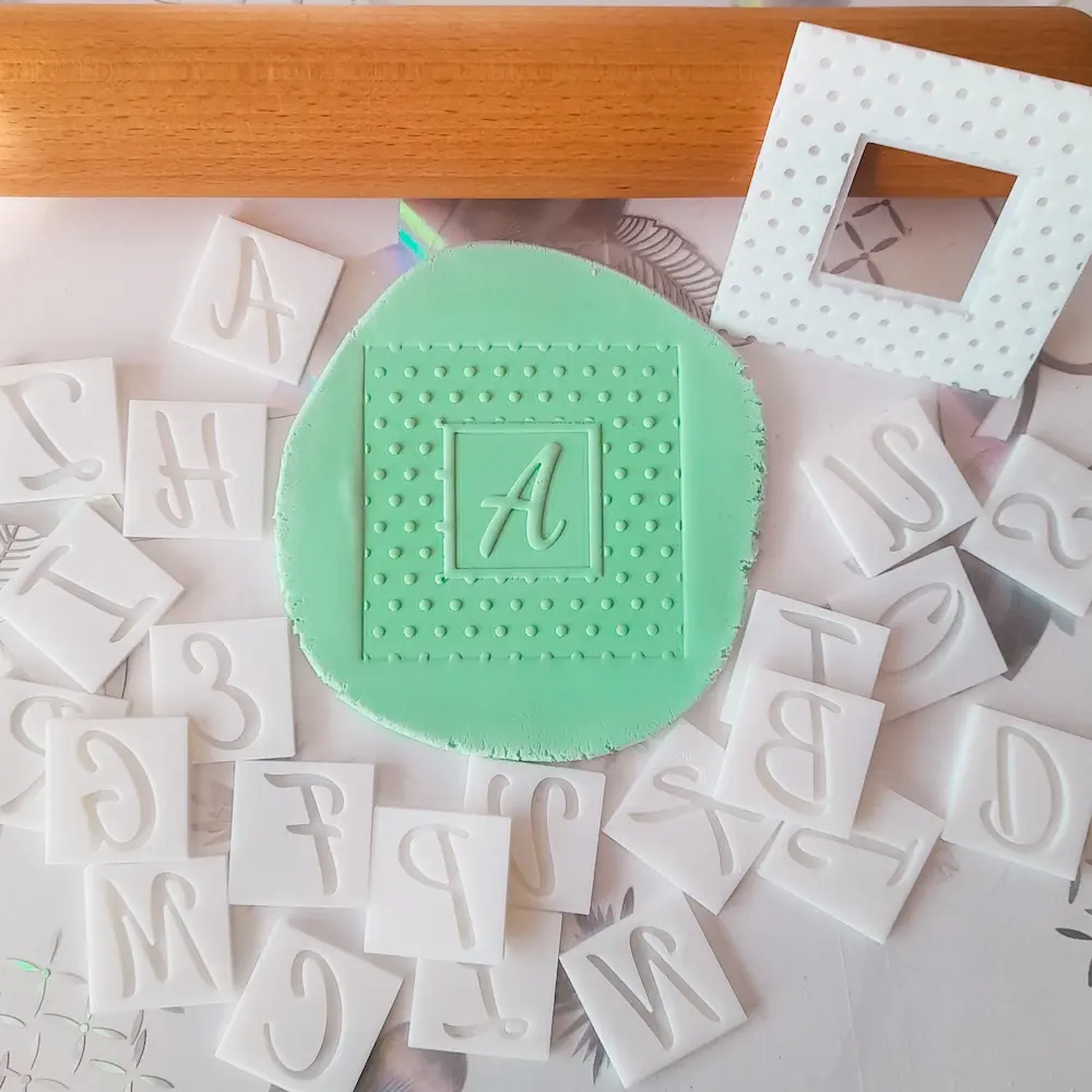 KREATIVNI SLATKIŠI Set modli za kolače Slova, Reljefni, 8x8 cm, 30 komada, Beli