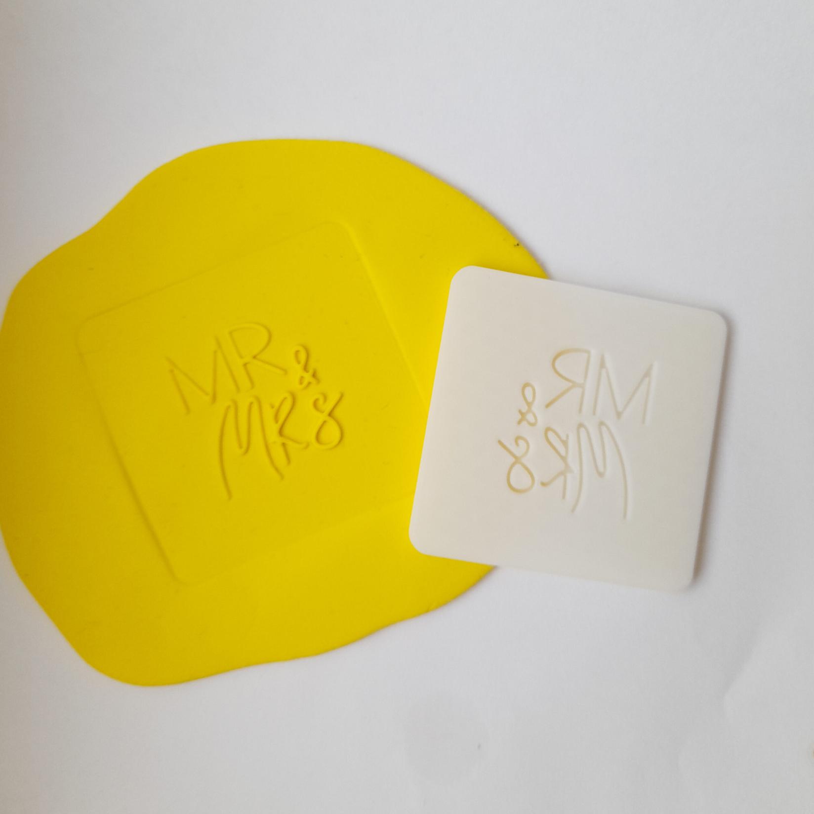 KREATIVNI SLATKIŠI Modla za kolače i ukrase Mr&Mrs, 7 cm, Bela