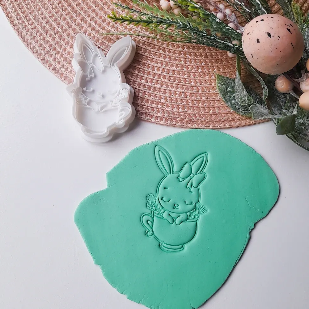 KREATIVNI SLATKIŠI Modla za kolače i ukrase Zečica u šolji, 8 cm, Bela