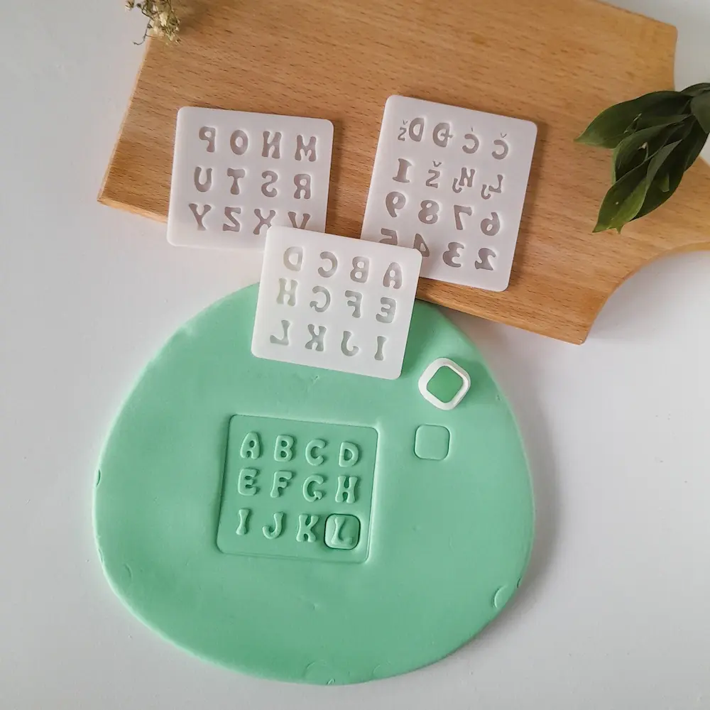 KREATIVNI SLATKIŠI Set modli za dekoraciju kolača Abeceda, Reljefna, 1 cm, Bela