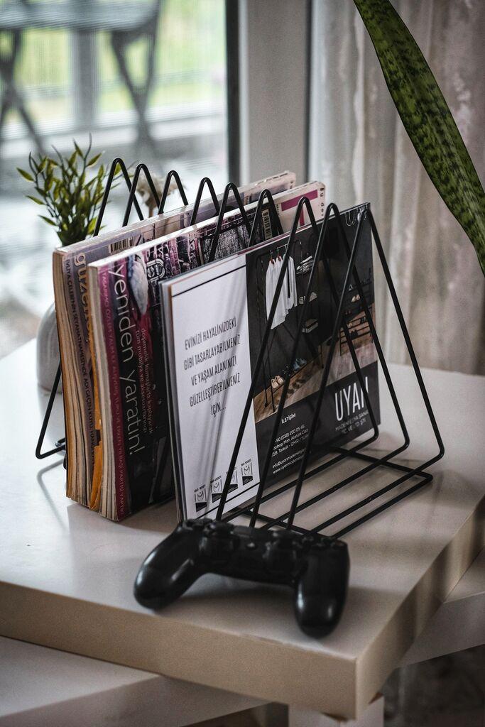 Hanah Home Stalak za časopise Alvin, Crni