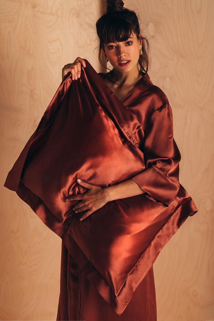 Mione Svilena jastučnica, Smeđa