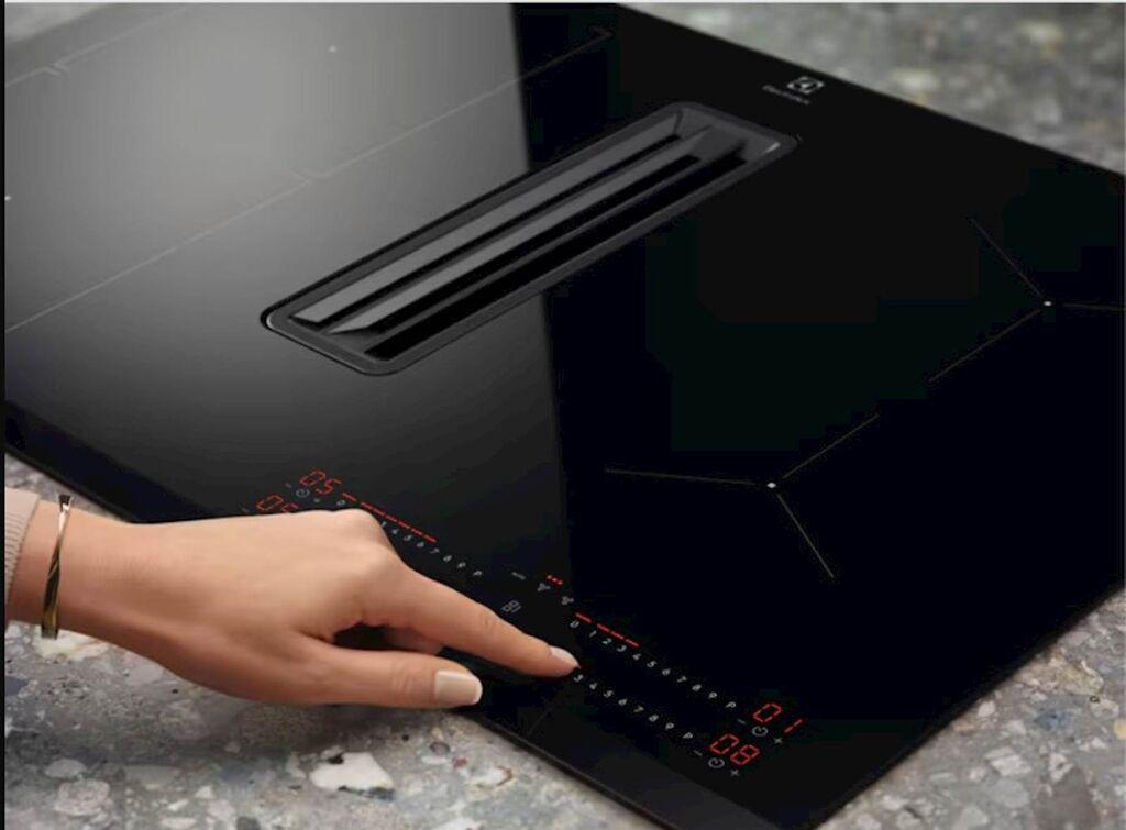 Elektroluks ugradna indukciona ploča za kuvanje sa aspiratorom ECC8344, crna