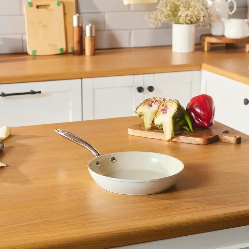 Karaca Nelepljivi indukcioni tiganj sa nerđajućom drškom Swiss Crystal Almond, 22 cm, Krem