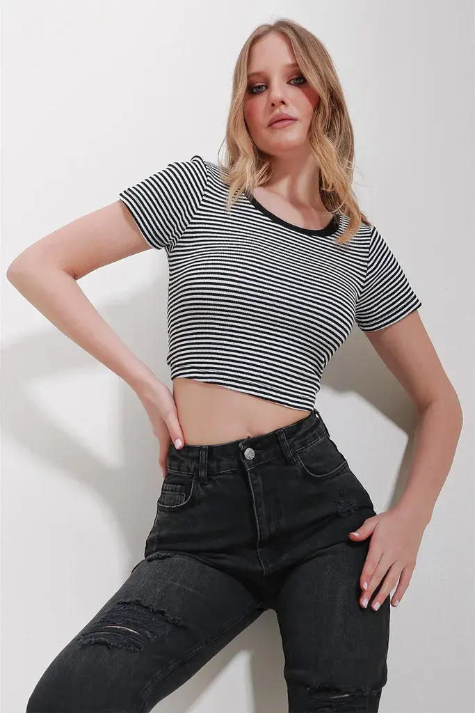 Trend Alacati Stili Ženska bluza kratkih rukava ALC-X11551, Okrugli izrez, Crno-bela