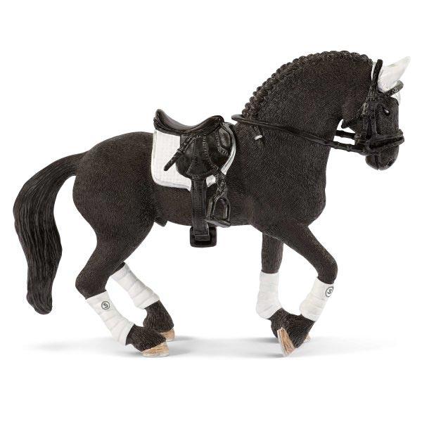 SCHLEICH Figura Frisian pastuv sa opremom za turnir
