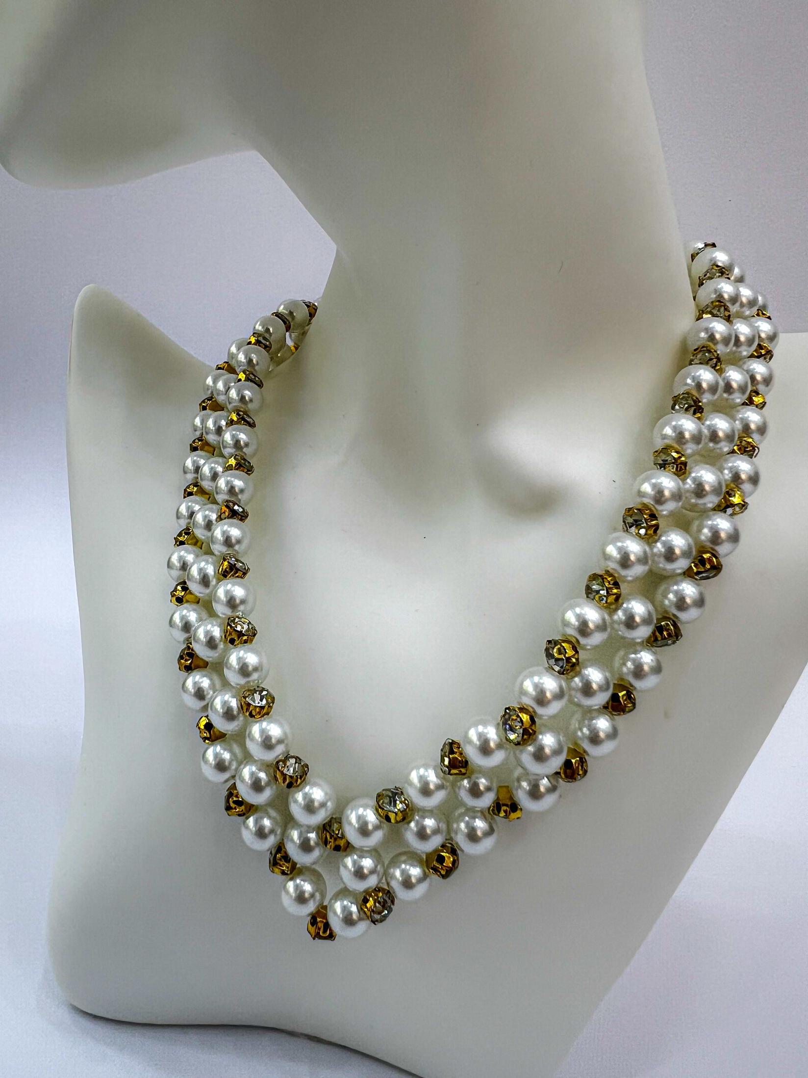 Azibi Biserna ogrilica, Bela