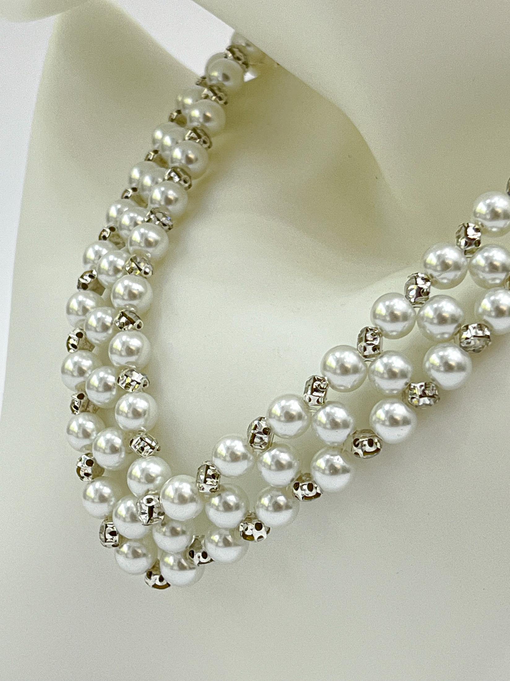 Azibi Biserna ogrilica, Bela