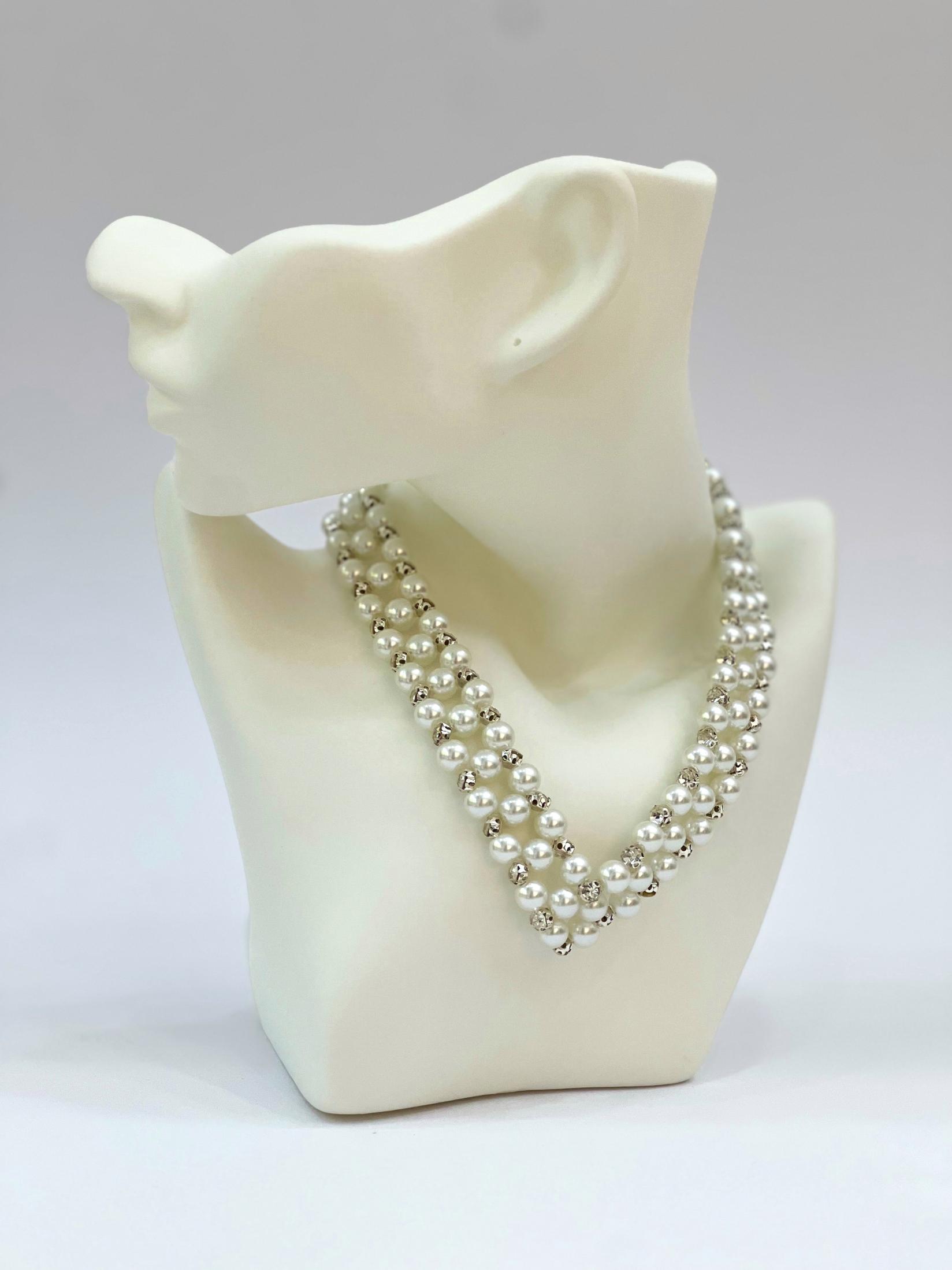 Azibi Biserna ogrlica, Bela