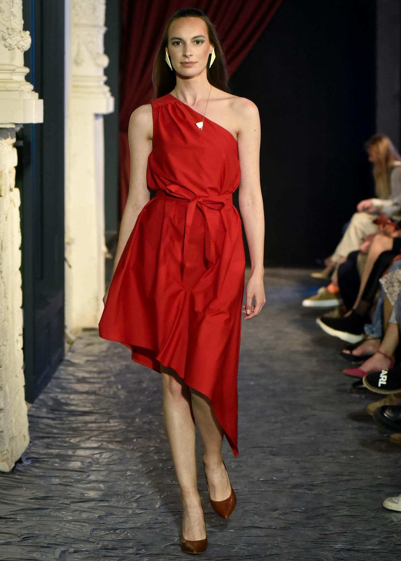 PAMUKLIK Ženska asimetrična haljina A kroja na jedno rame DIVINA crvena