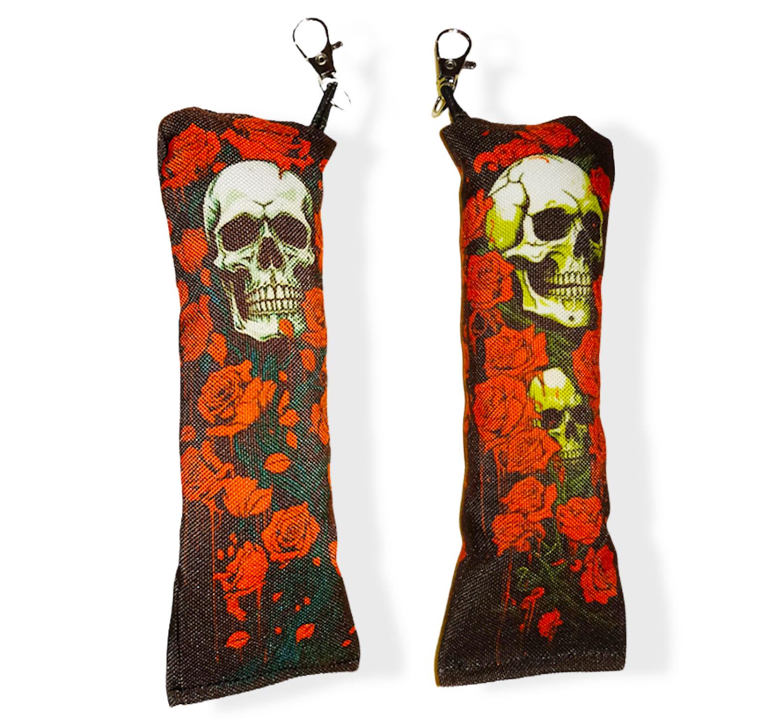 Privezak sa dva lica Dakimakura, Lobanja sa ružama