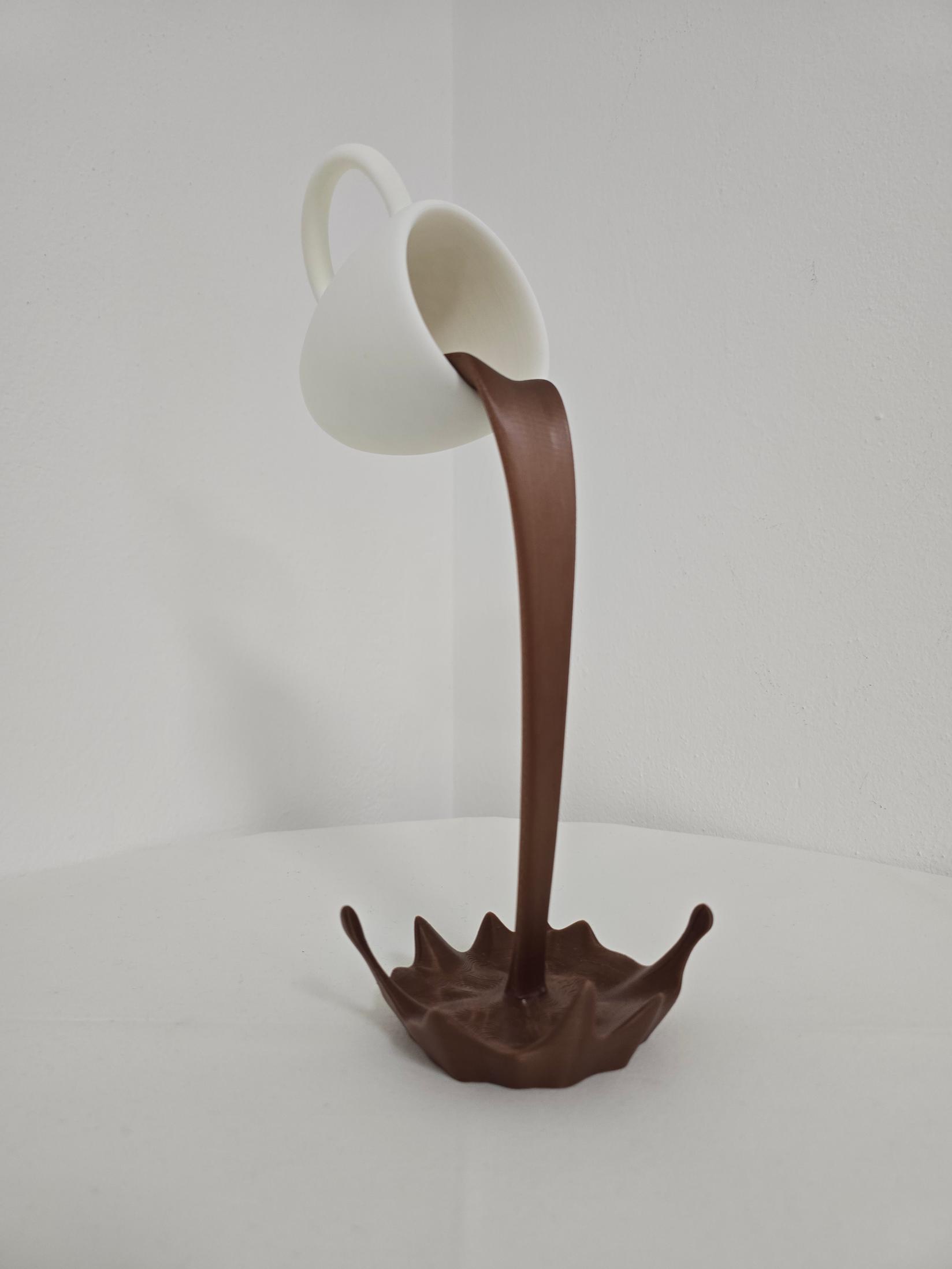 Vanjusss Industry Dekorativni držač sa efektom prosute kafe Levitirajuća šolja, 28cm