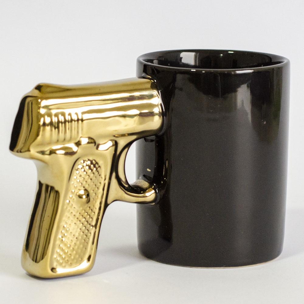 Šolja Pištolj sa zlatnom drškom crna