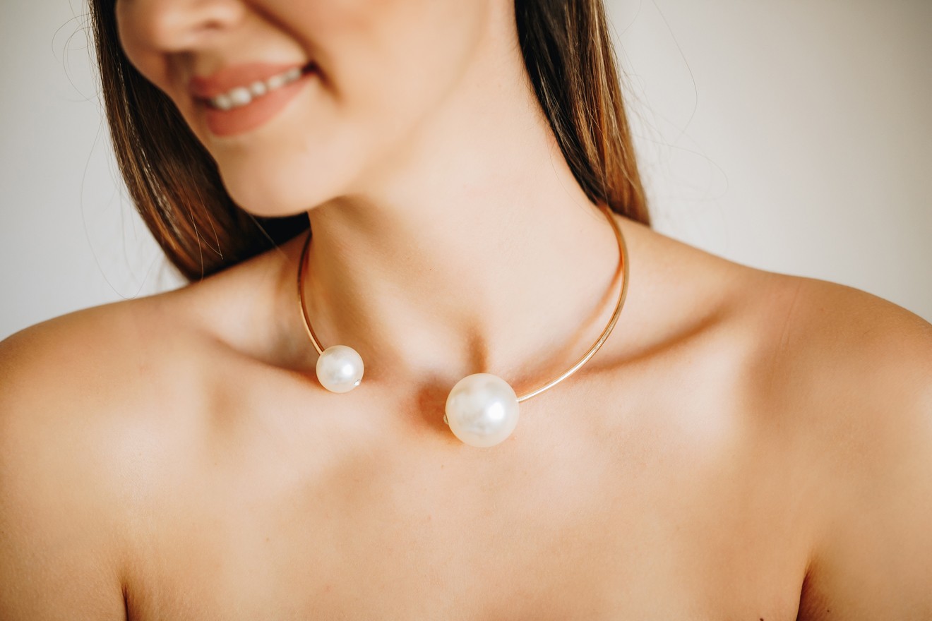 Ženska ogrlica sa biserima, Belo - zlatna