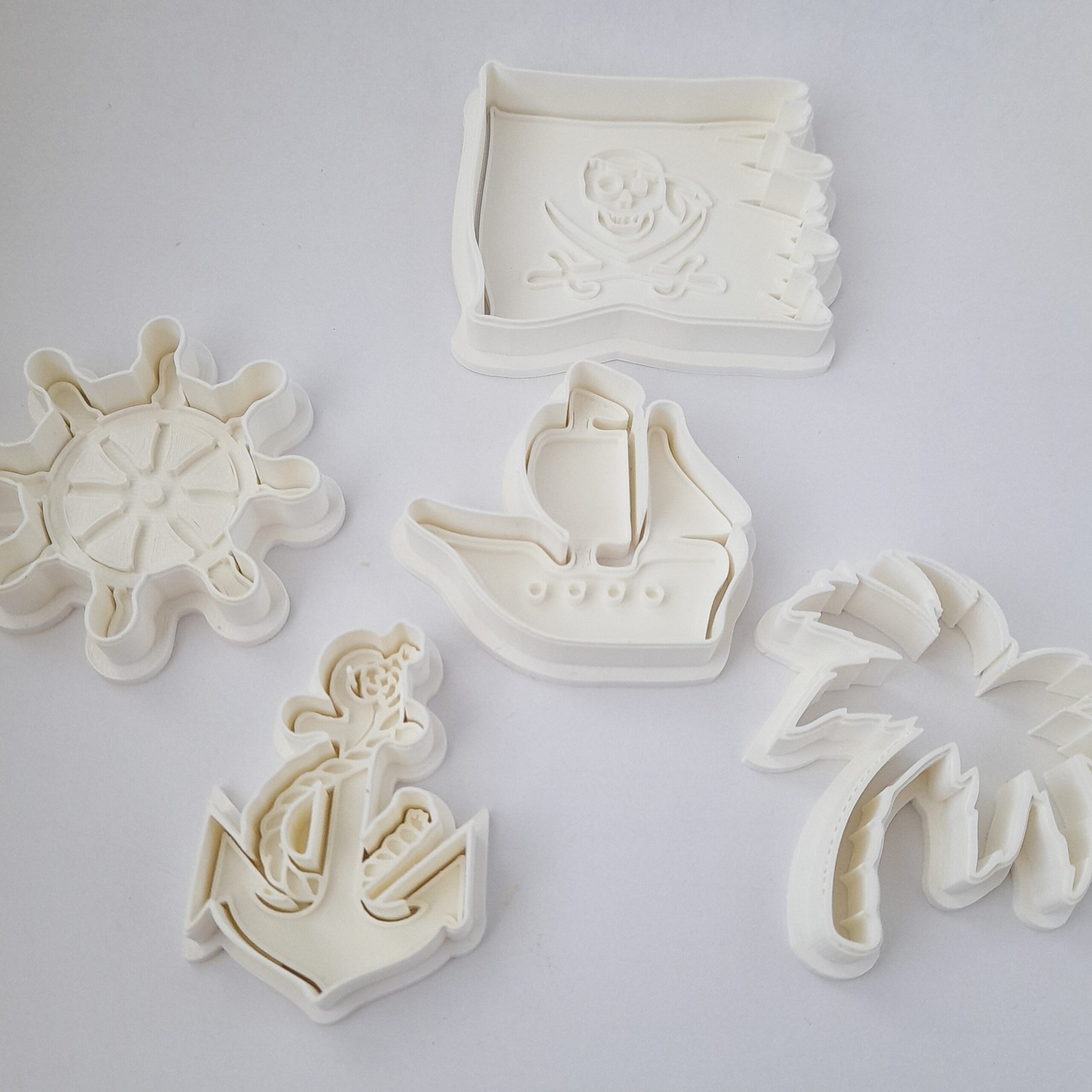 KREATIVNI SLATKIŠI Modla za kolače i ukrase Kormilo, 10 cm, Bela