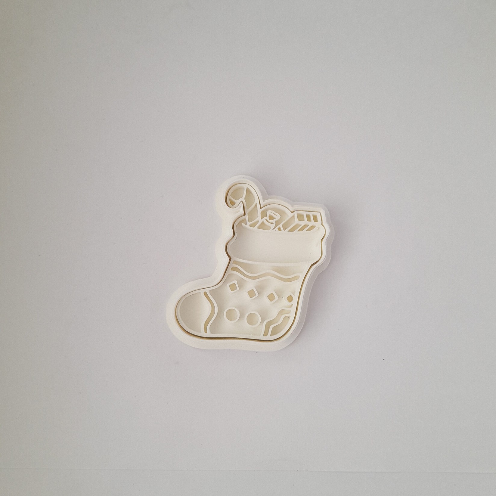 KREATIVNI SLATKIŠI Modla za kolače i ukrase Čarapa sa poklonima, 5 cm, Bela