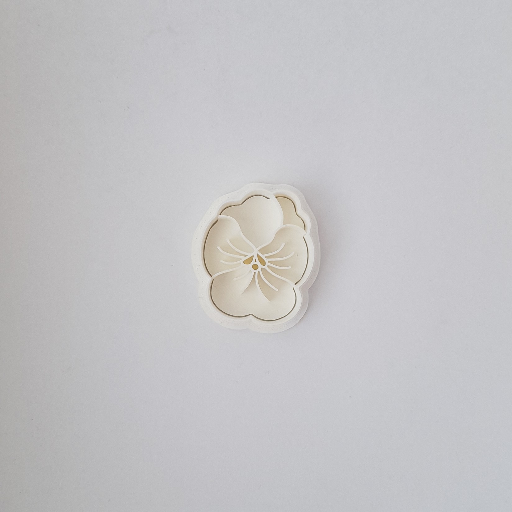 KREATIVNI SLATKIŠI Modla za kolače i ukrase Ljubičica, 6 cm, Bela