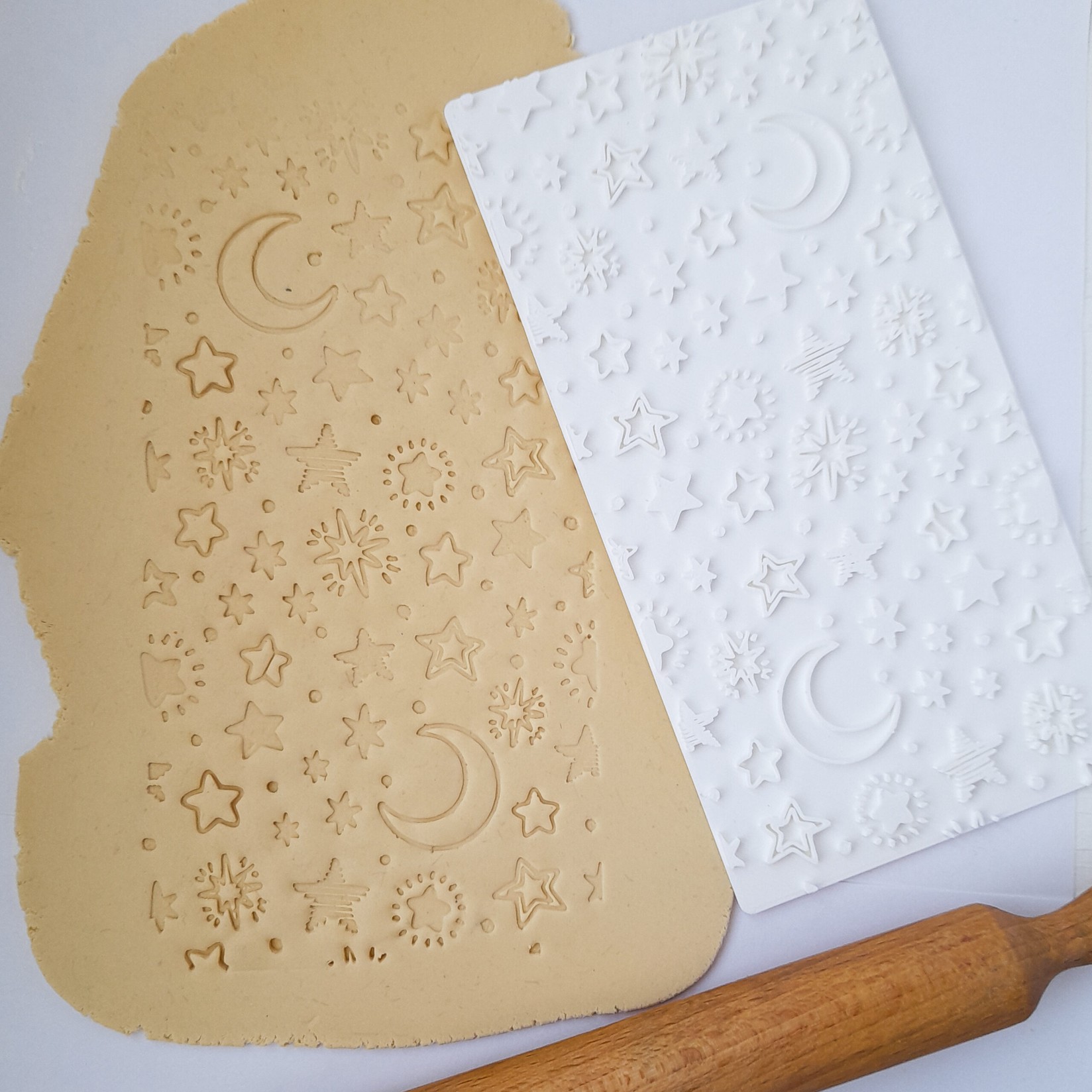 KREATIVNI SLATKIŠI Emboser pločica za dekorisanje kolača Zvezdice i mesec, 8x16 cm, Bela