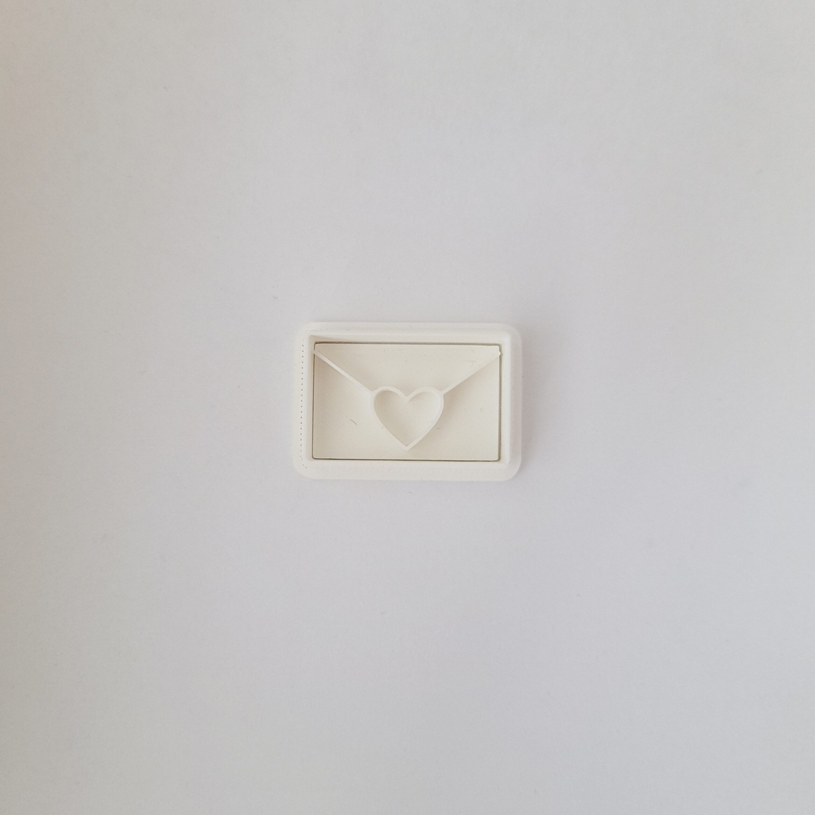 KREATIVNI SLATKIŠI Modla za kolače i ukrase Ljubavno pismo, 3 cm, Bela