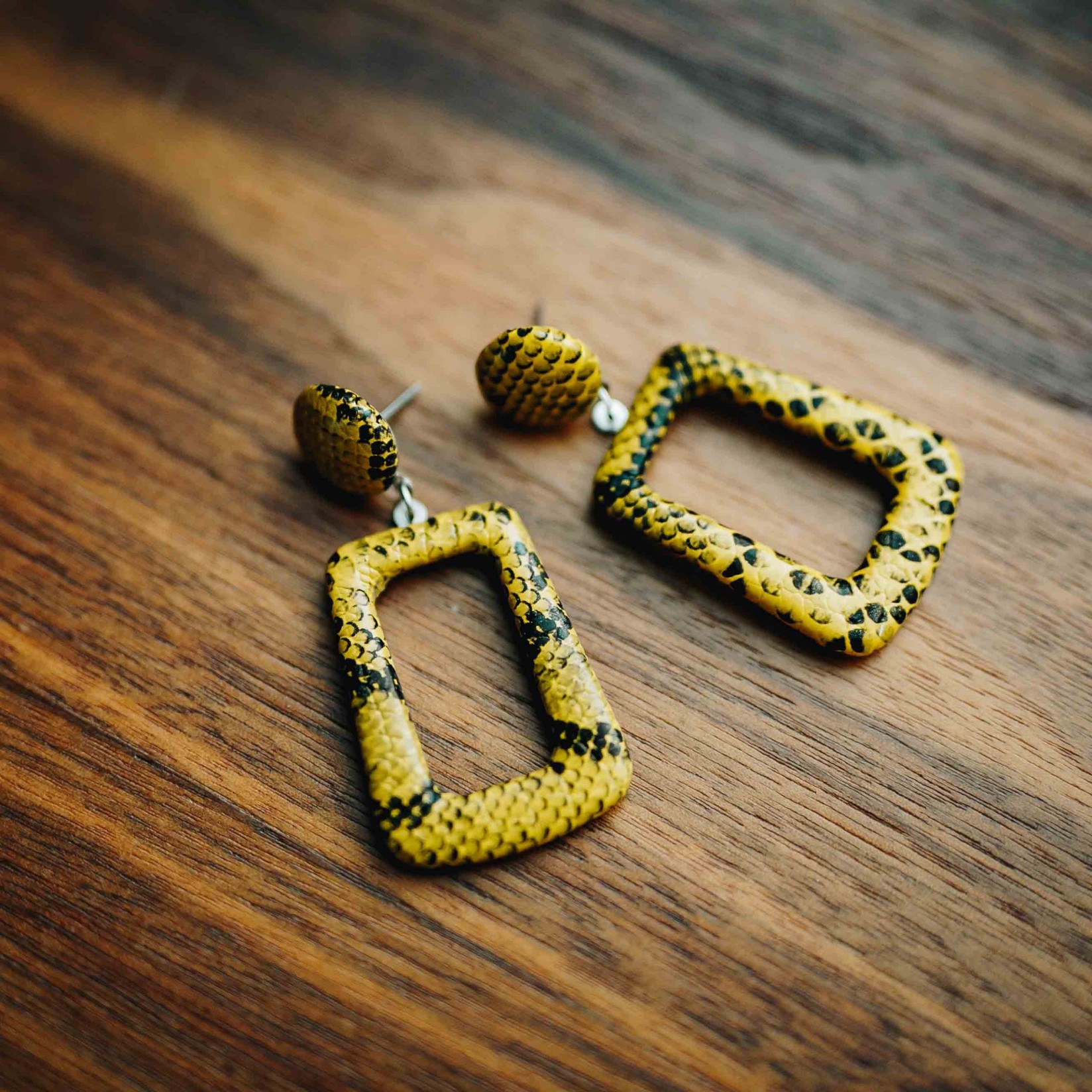 Ženske minđuše, Žute