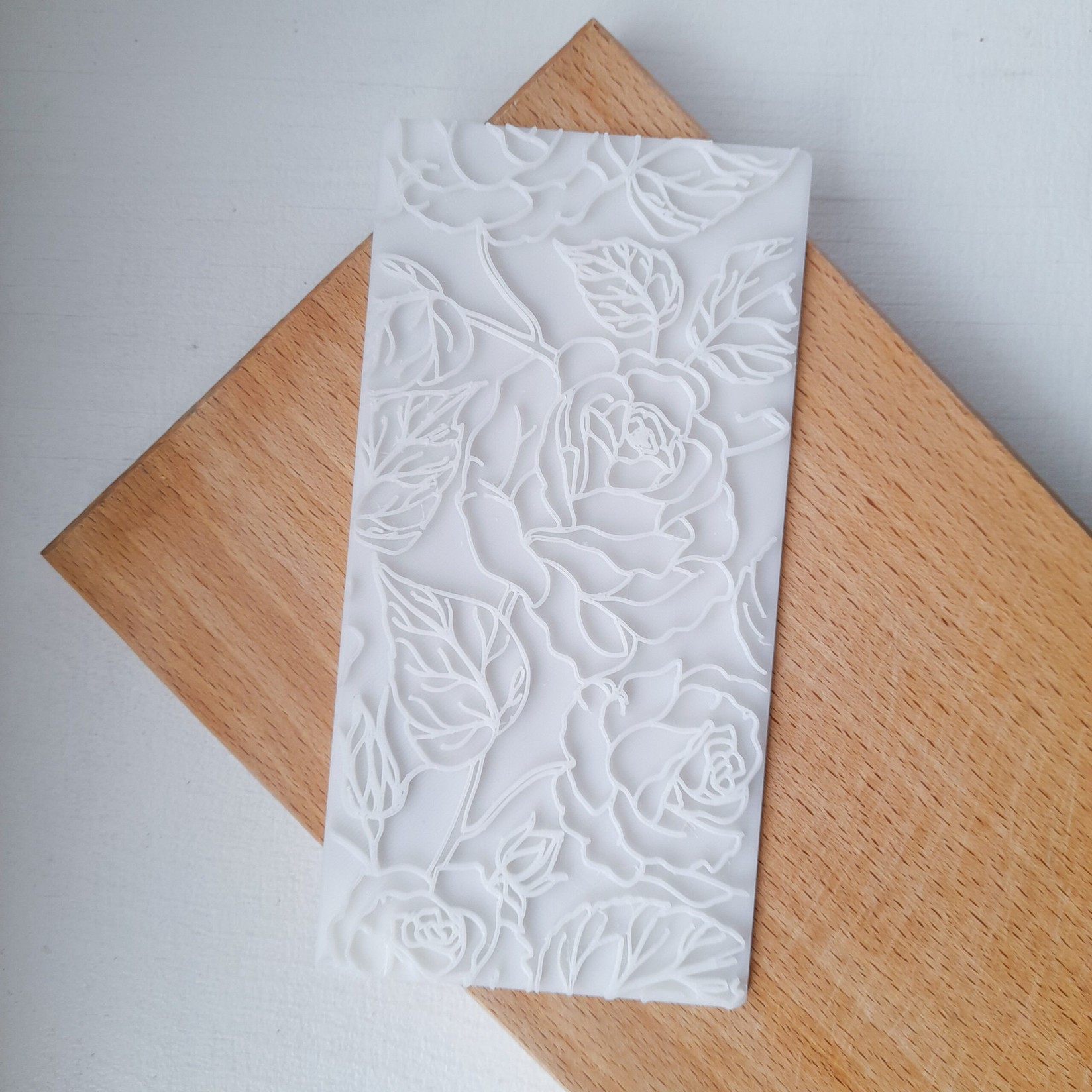 KREATIVNI SLATKIŠI Emboser pločica za dekorisanje kolača Ruže, 8x16 cm, Bela