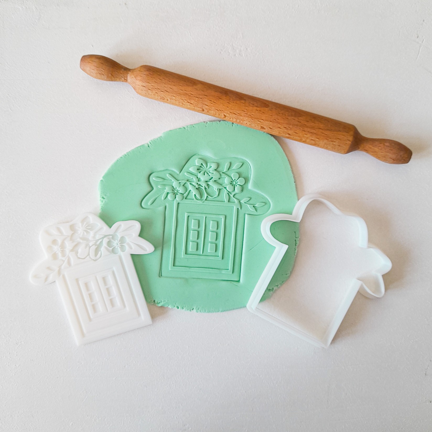 KREATIVNI SLATKIŠI Modla za kolače i ukrase Letnji prozor sa cvećem, 8 cm, Bela