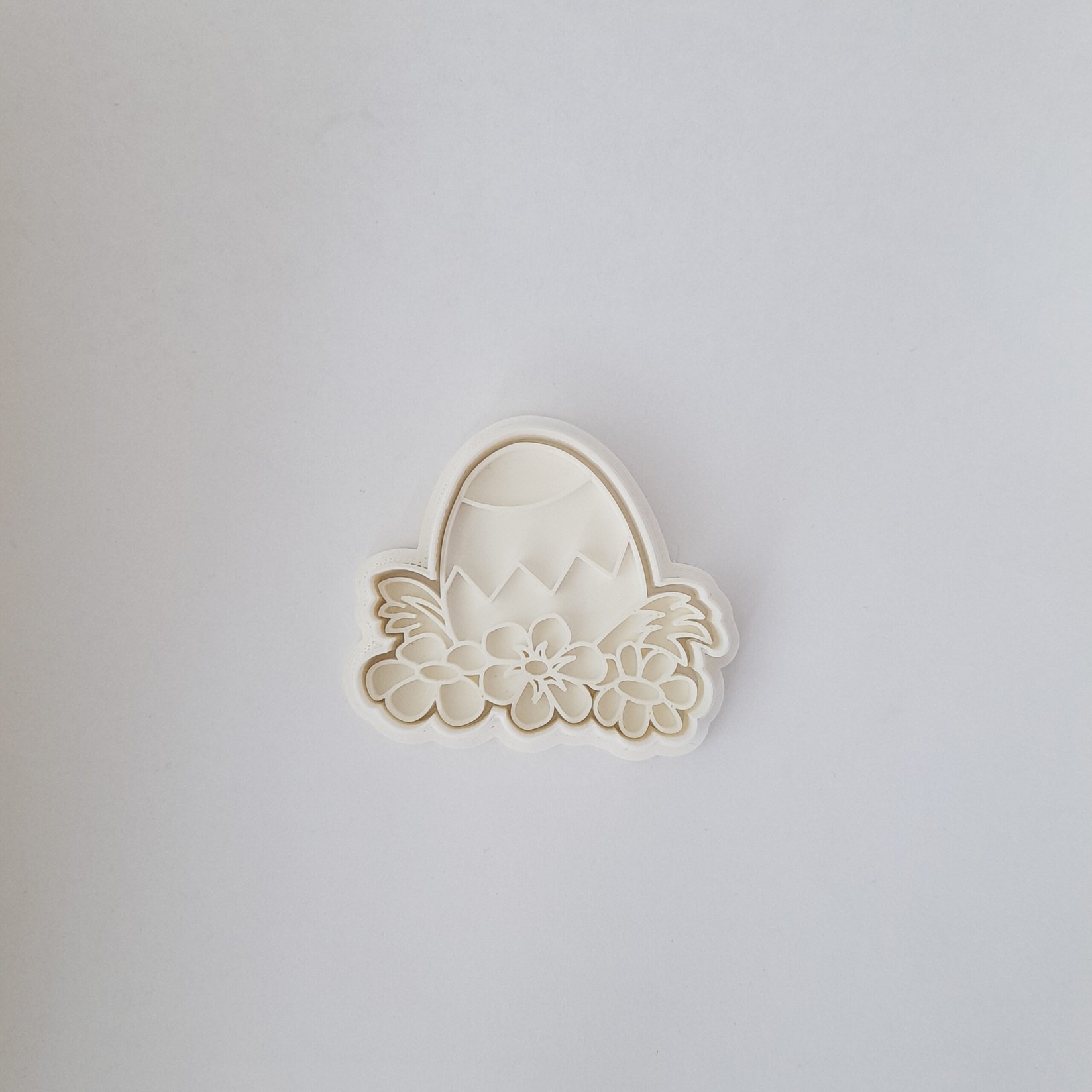 KREATIVNI SLATKIŠI Modla za kolače i ukrase Jaje u cveću, 10 cm, Bela