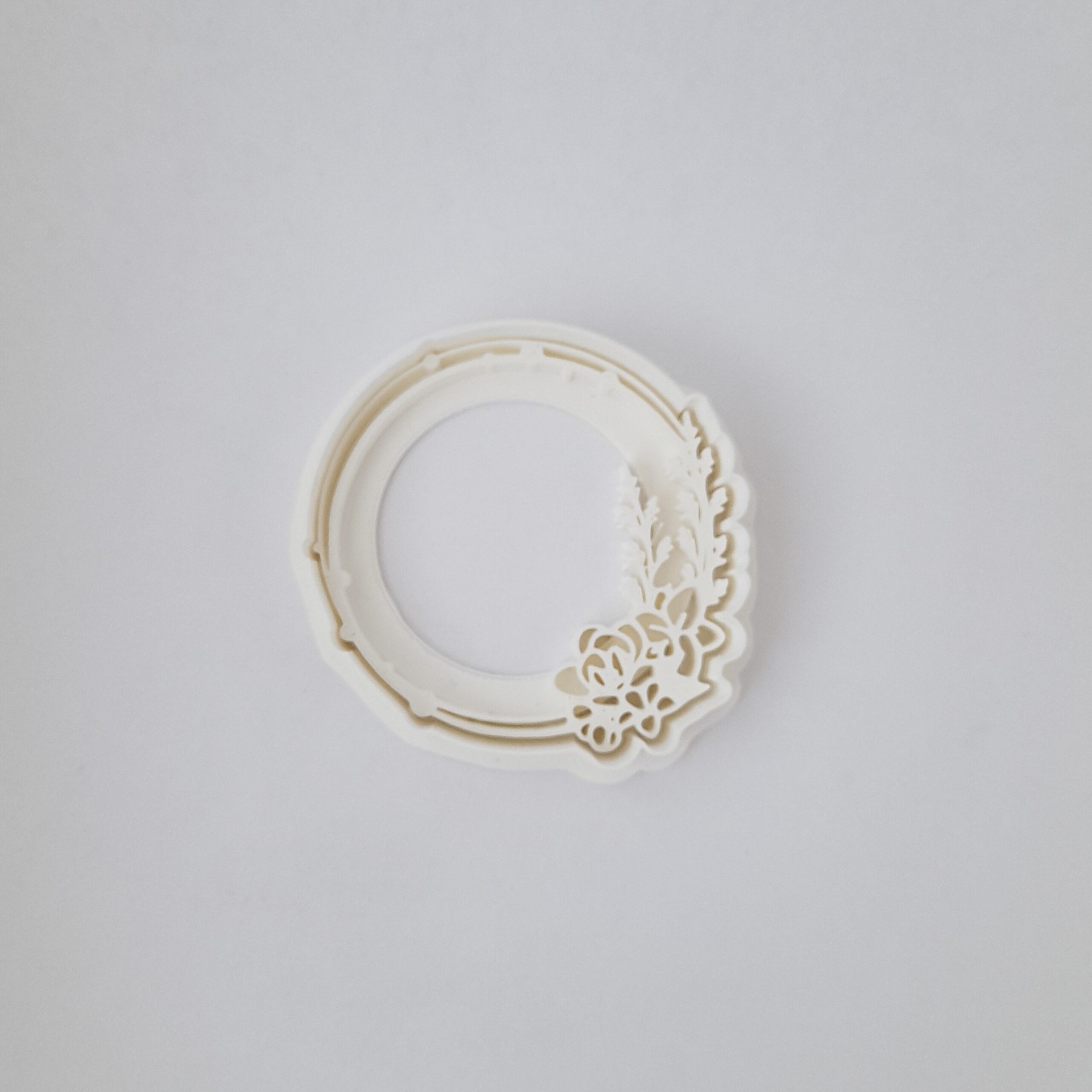 KREATIVNI SLATKIŠI Modla za kolače i ukrase Cvetni ram okrugli, 8 cm, Bela