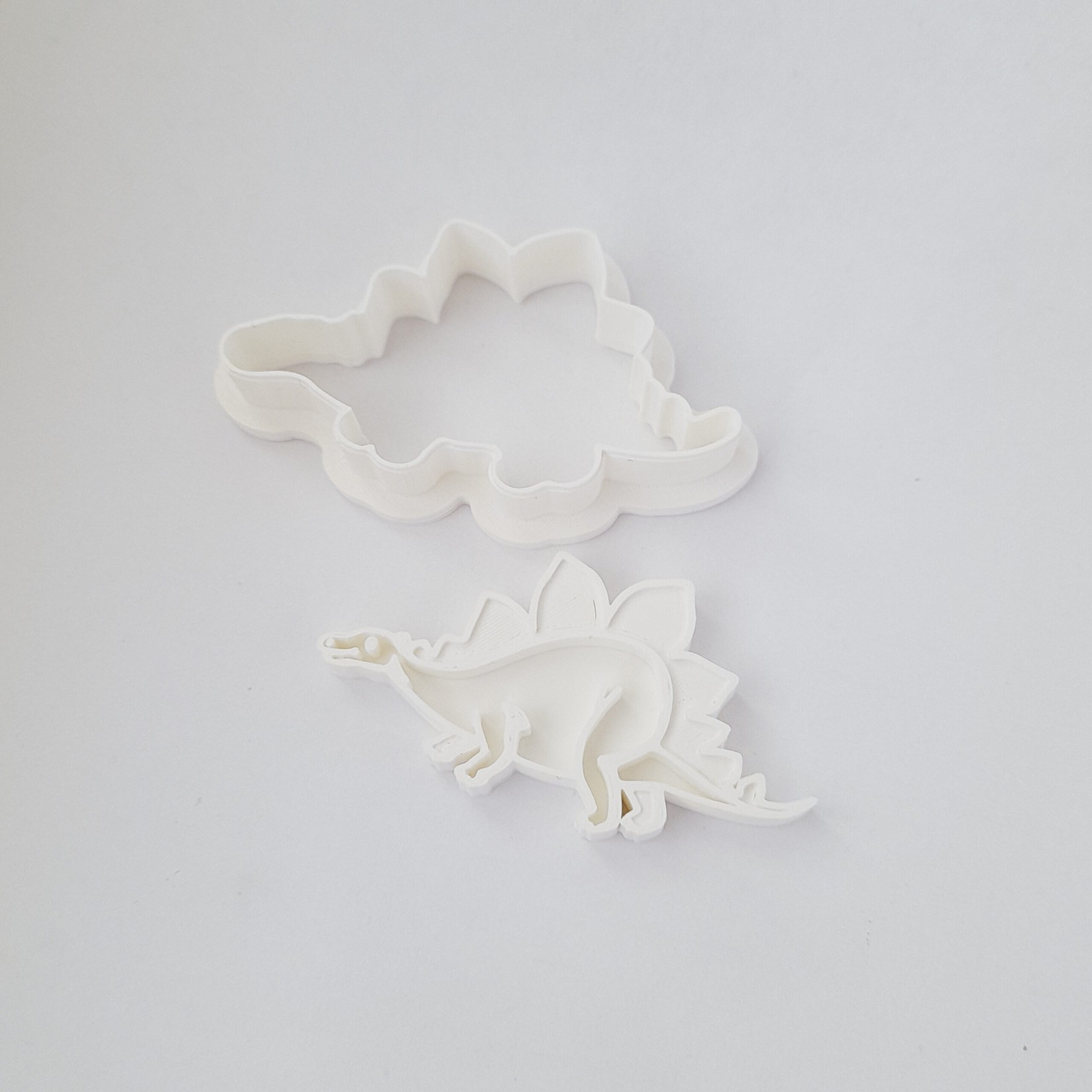 KREATIVNI SLATKIŠI Modla za kolače i ukrase dinosaurus Stegosaurus, 10 cm, Bela