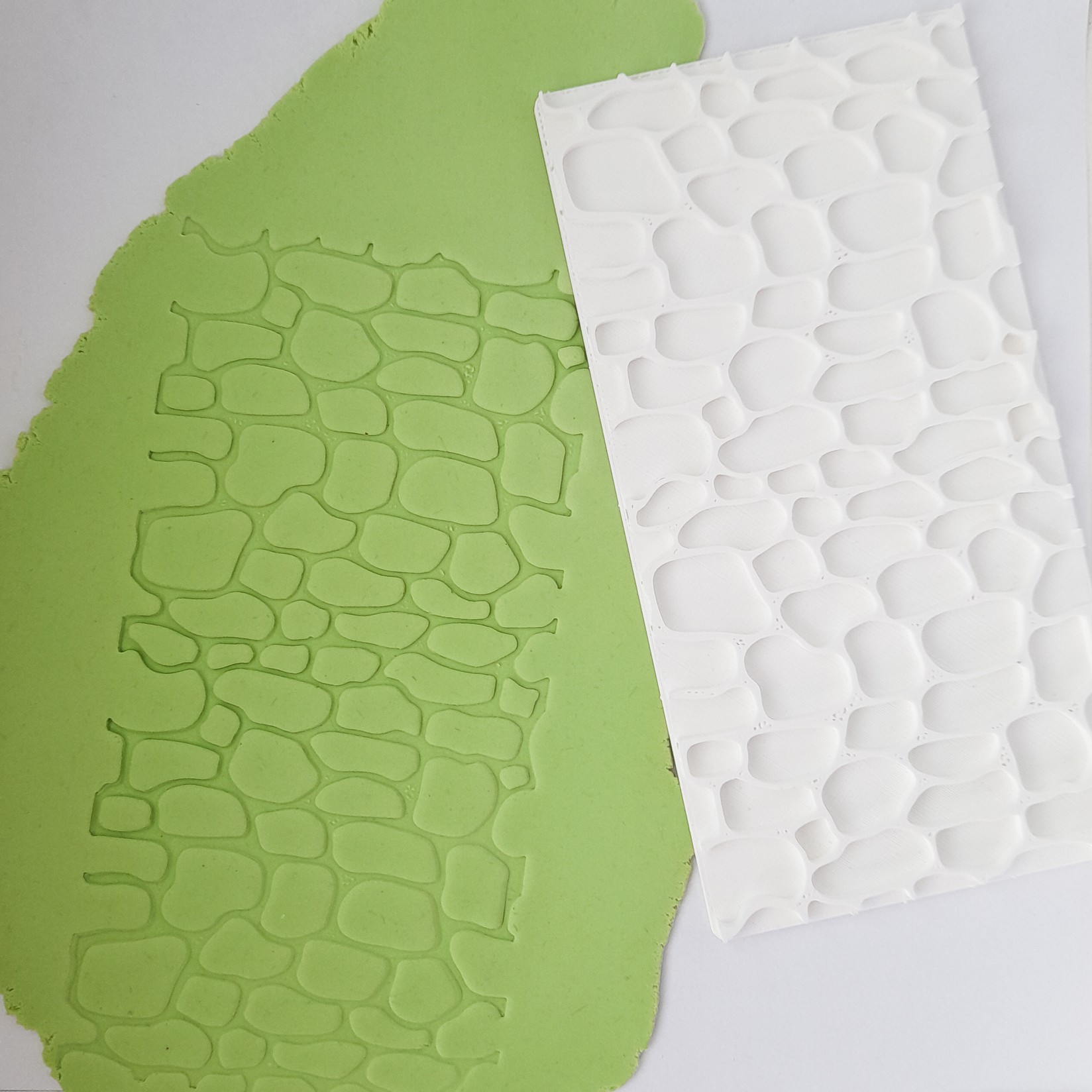 KREATIVNI SLATKIŠI Emboser pločica za dekorisanje kolača Kamen, 8x16 cm, Bela