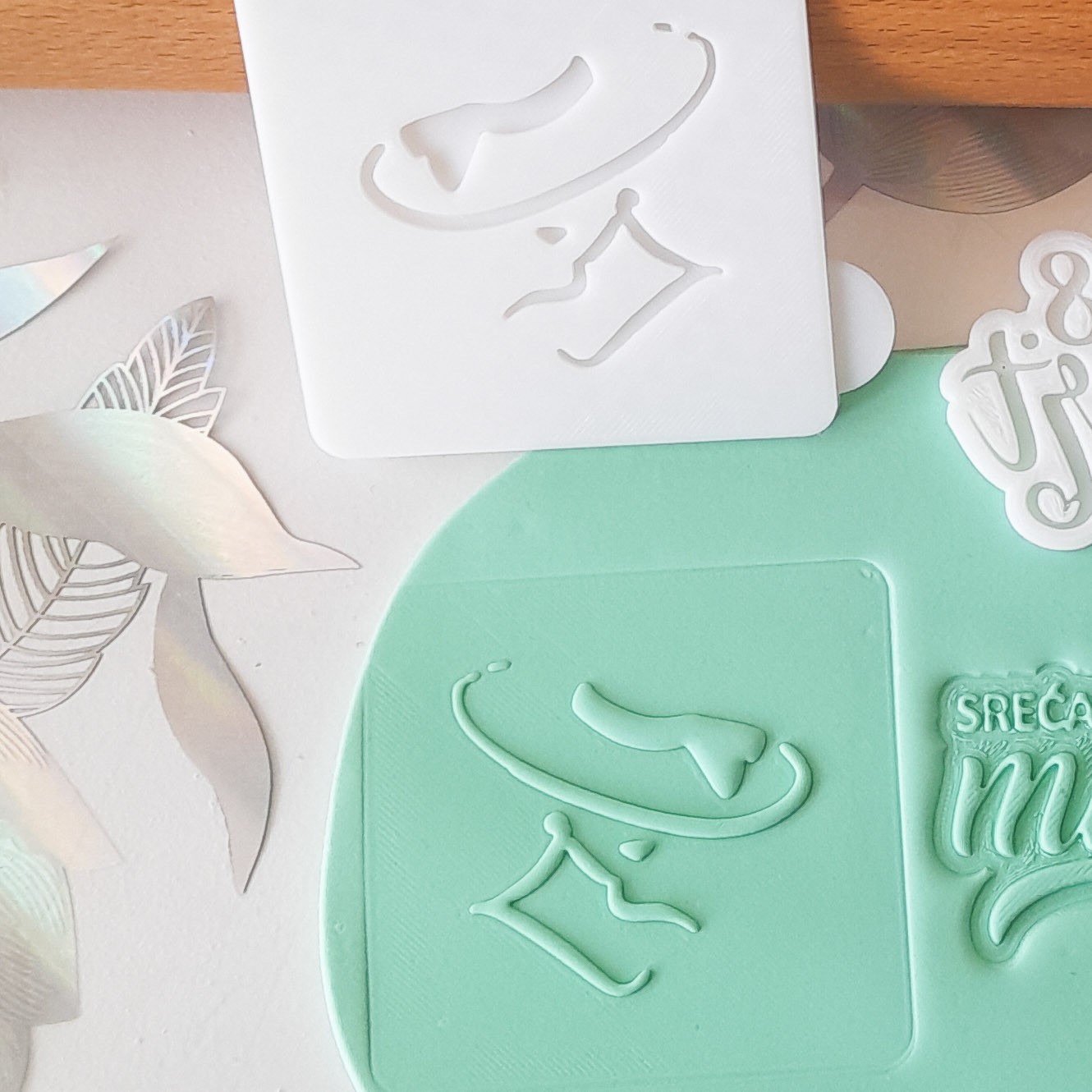 KREATIVNI SLATKIŠI Modla za kolače i ukrase Žena sa šeširom, 5 cm, Bela